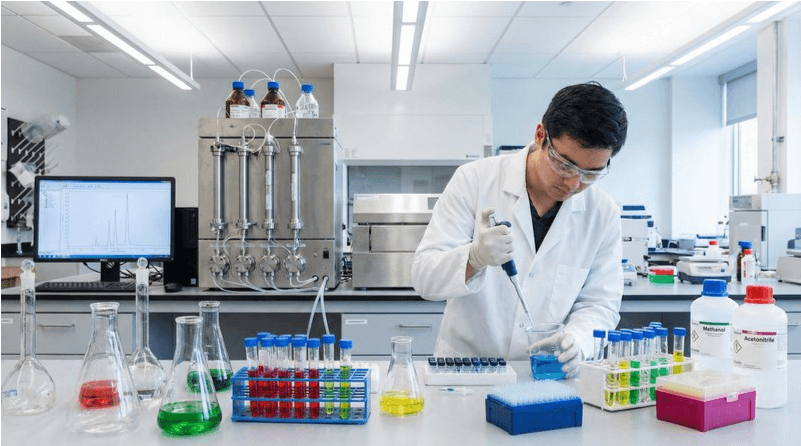 vitamine-nachweis-labor-hplc Wissenschaftler im Labor an einem HPLC-Gerät – so werden Vitamine angeblich nachgewiesen